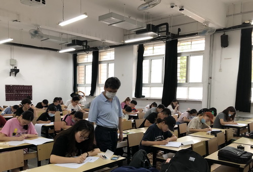 校领导深入考场巡视期末考试工作
