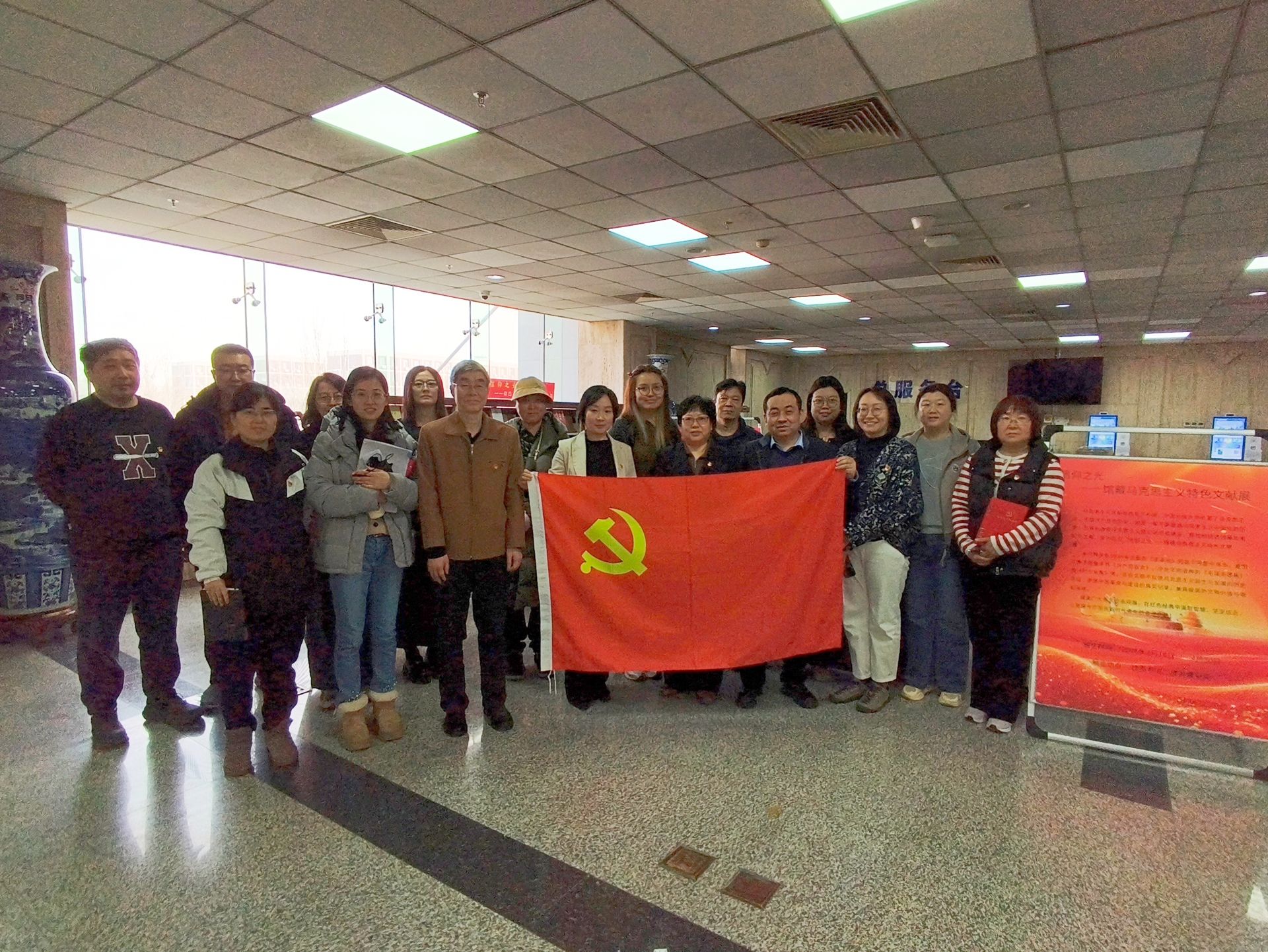 信仰之光映照初心 真理力量浸润校园——图书馆举办马克思主义特色馆藏文献展