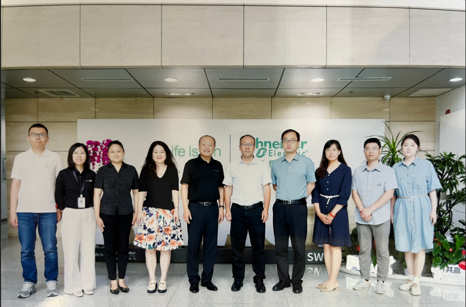 《津商企业发展白皮书（2026）》编制团队调研施耐德万高、光锐科技