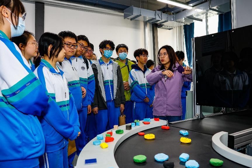 天津市汇文中学师生来我校研学交流