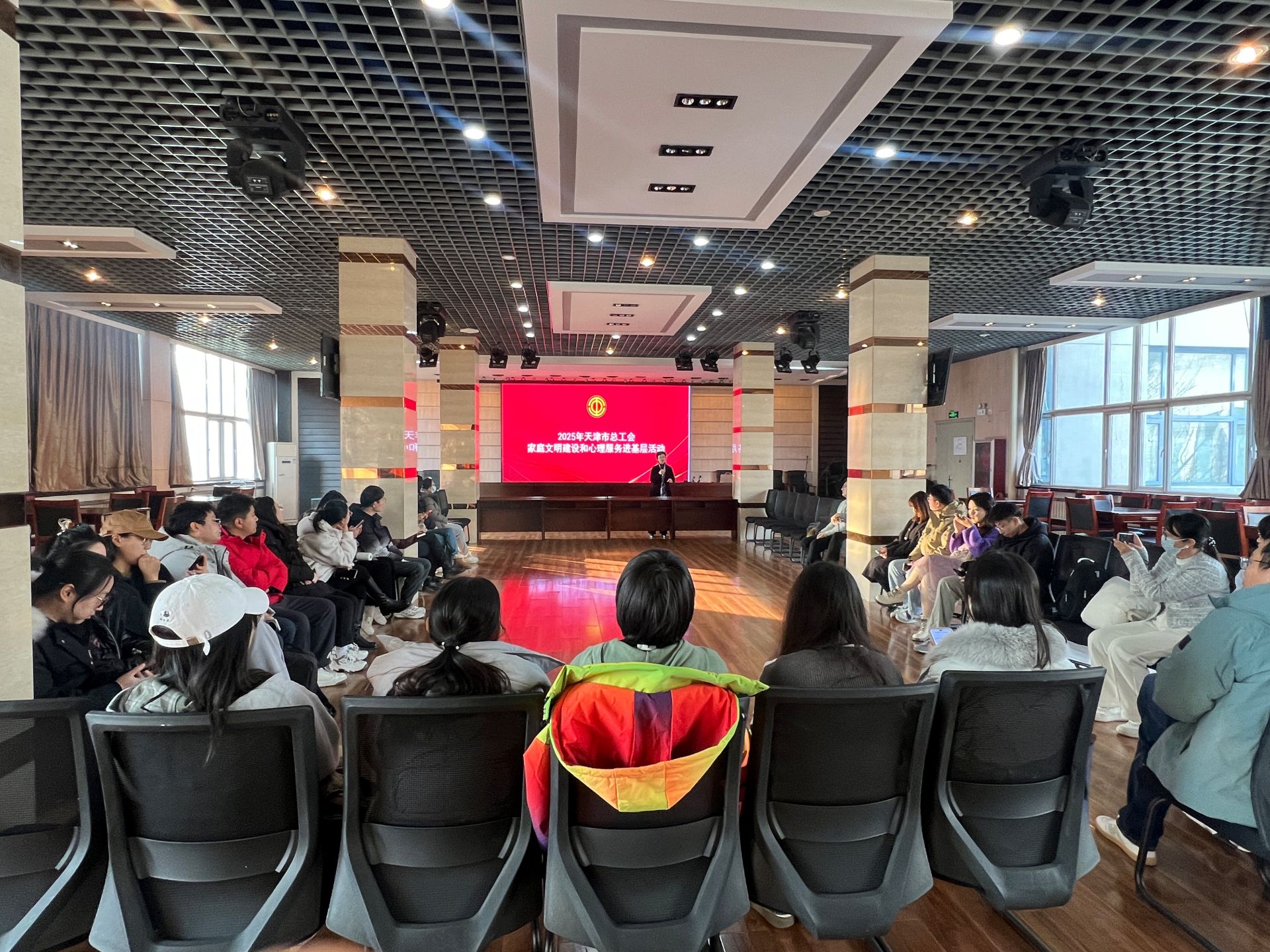 学校举办“青年教师成长沙龙”积极心理团体辅导