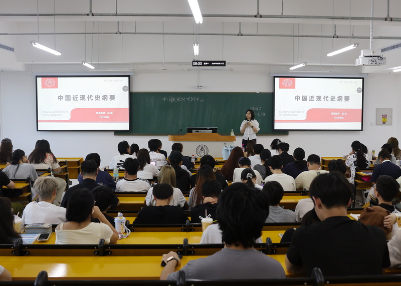 校领导深入教学一线检查新学期第一课