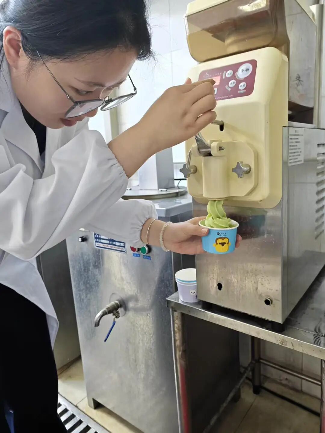 津云客户端报道我校食品质量与安全专业冰淇淋实验课