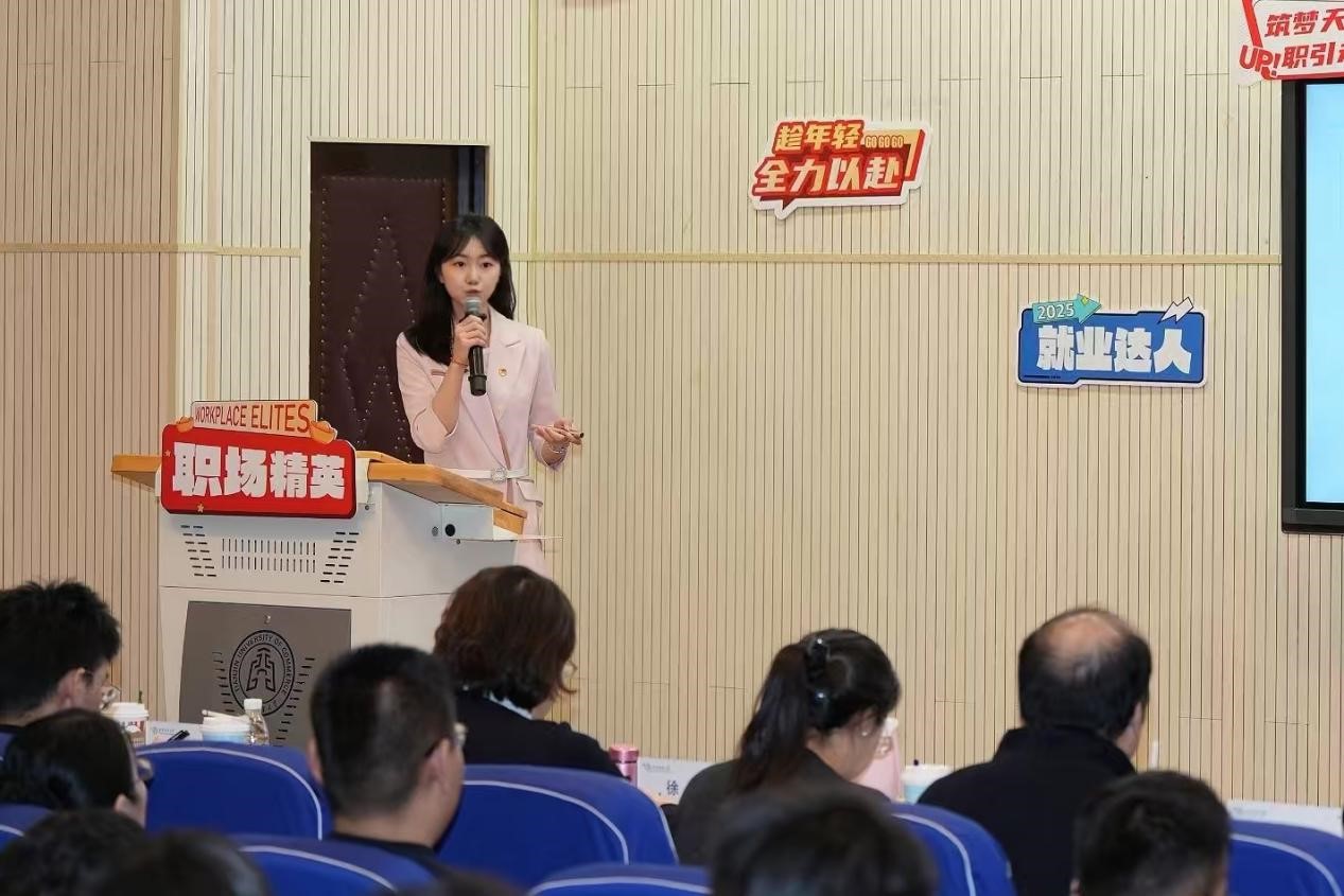 【喜讯】我校学子首获澳大利亚查理斯特大学本科荣誉奖章