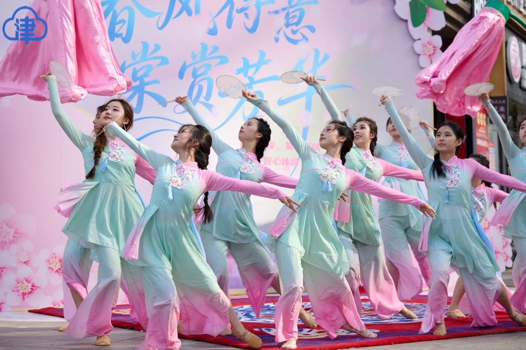 人民日报客户端报道我校学子为五大道海棠花节注入青春活力