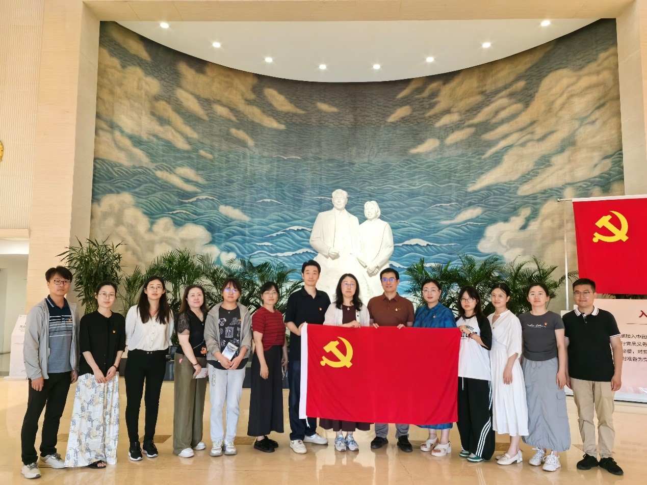 管理学院举办“海棠树下话初心，校企共建迎七一”主题党日活动