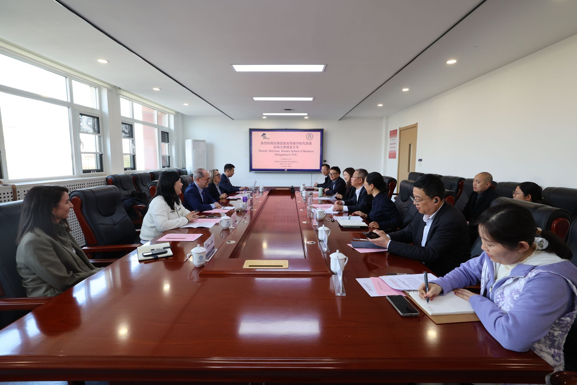 法国雷恩高等商学院代表团一行访问我校