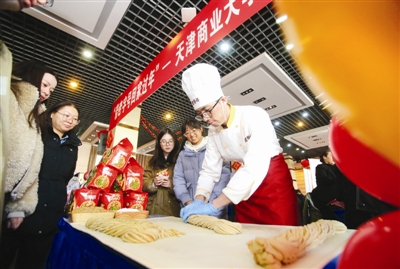 《中老年时报》、《今晚报》、津云客户端报道我校举办“带老字号回家过年”专场活动