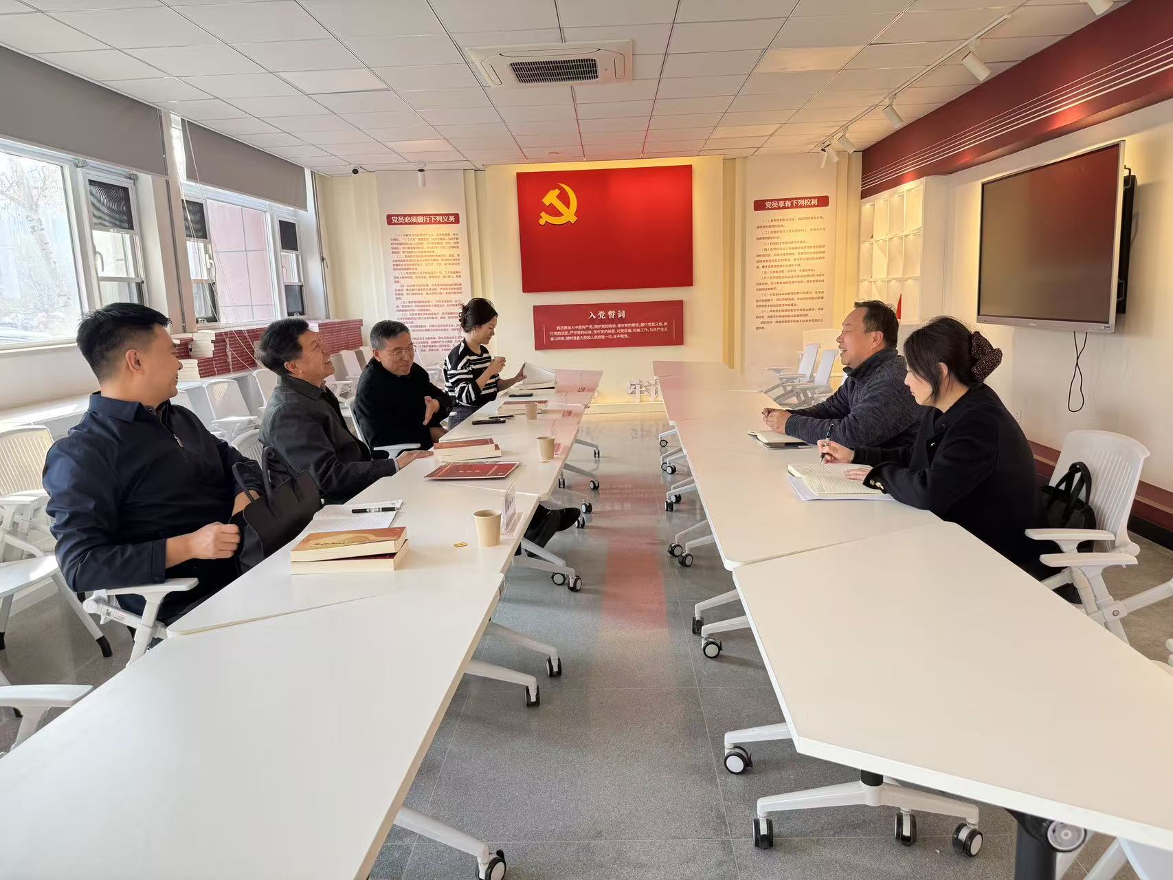 南开区延安精神研究会一行来校参观交流