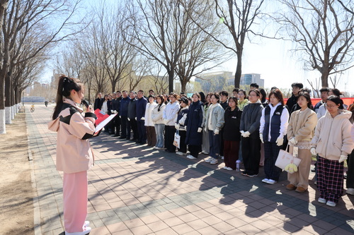 学校开展春季校园植树活动