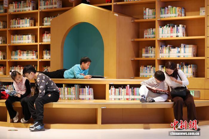 中国新闻网就促进全民阅读、推进书香社会建设采访我校图书馆馆长刘小军教授