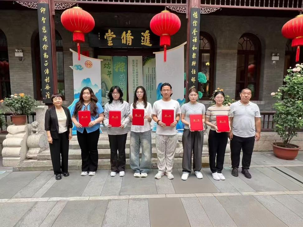 马克思主义学院学子参与全市文明榜样宣传
