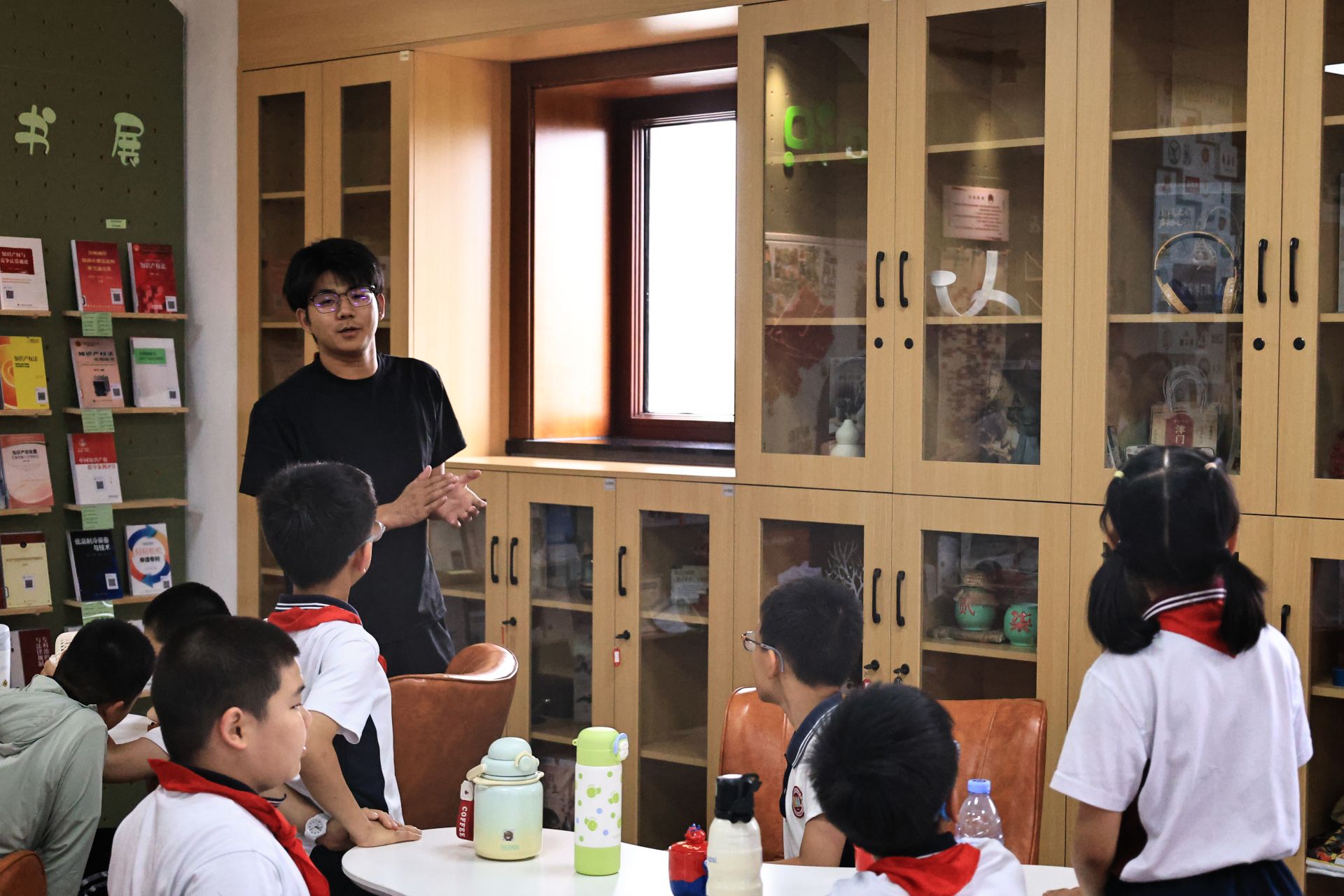 图书馆联合艺术学院举办知识产权与传统文化主题科普进校园活动