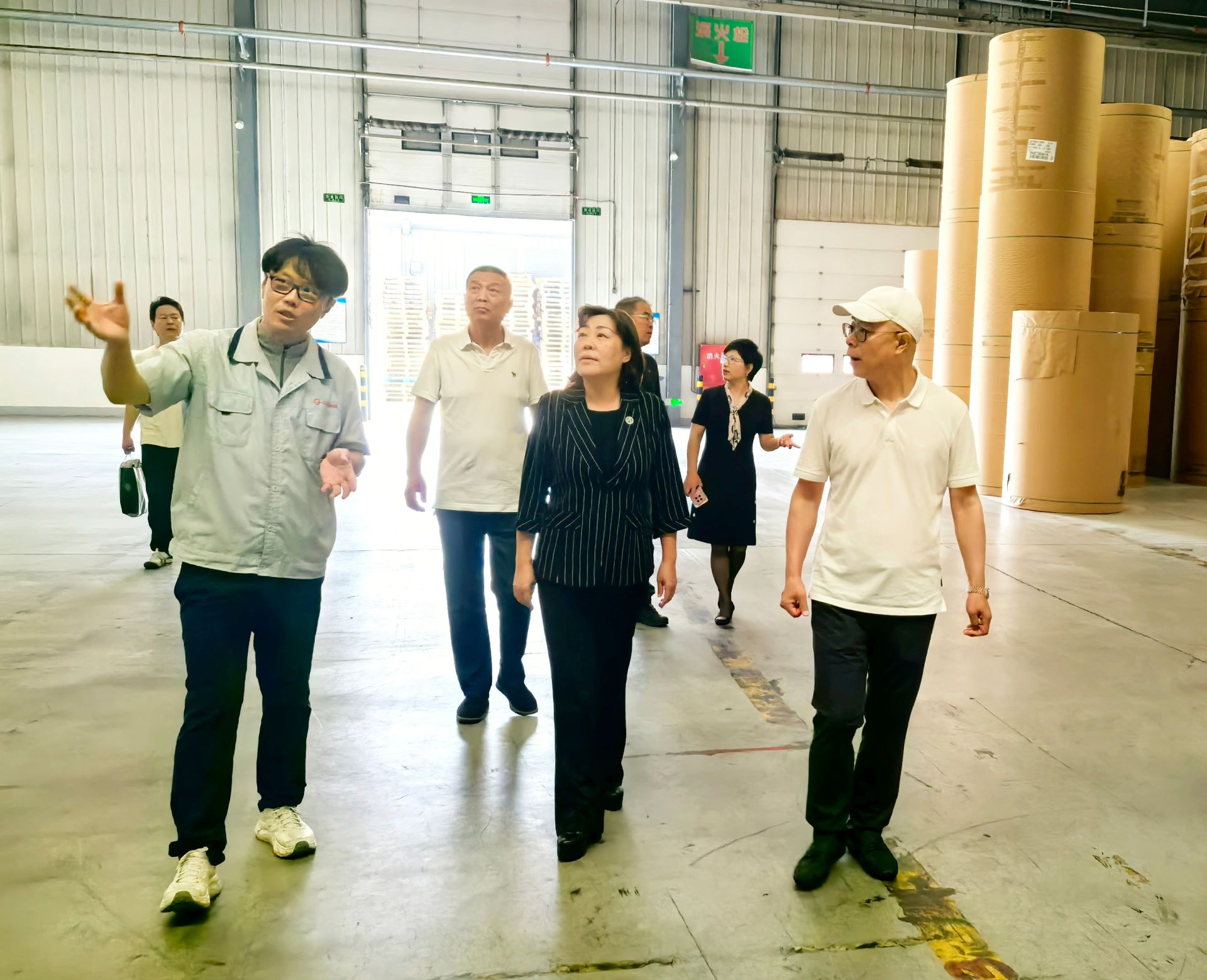校领导走访校友企业并看望校友