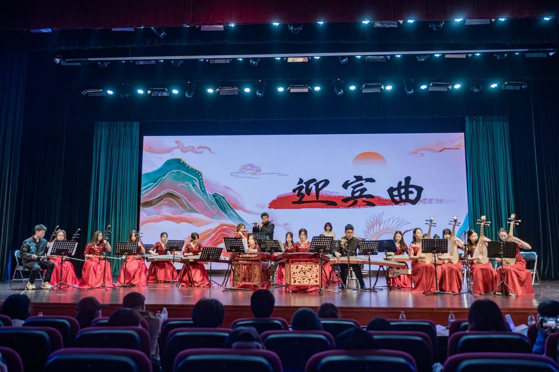 “新光璀璨，梦想起航”天津商业大学2025年迎新晚会浓情上演