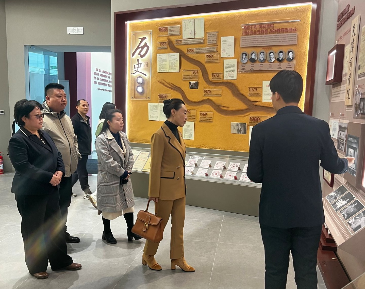 深化校地联动 共绘文化新篇——河东区委宣传部一行来我校图书馆调研座谈